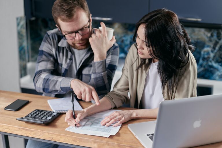 Jak wystawiać faktury na spółkę LTD?